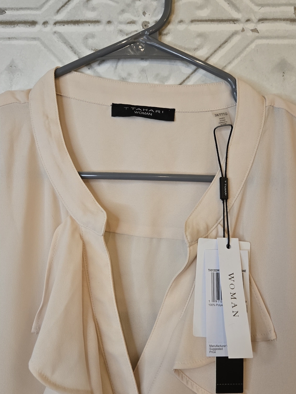 T Tahari Women's Ruffled V-Neck Button Front Top - Cream Plus Size 3X Romantic - Picture 4 of 10